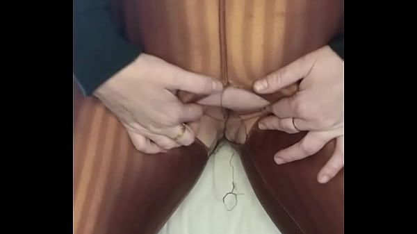 Stiefmutter bemerkt, dass ihre Hose im Fitnessstudio gerissen ist, sie aber kein Höschen trug. Hinterlassen Sie Videos in den Kommentaren!!!!!