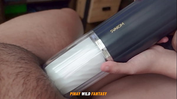 La moglie traditrice di Pinay prende il controllo del cazzo del suo amante con uno Svakom Alex Neo 2 mentre suo marito non è a casa