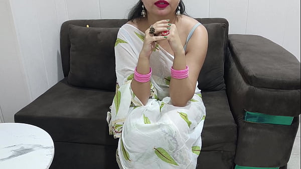 जब पिताजी घर से बाहर थे तो भारतीय सौतेली माँ को सौतेले बेटे ने गंदी बातें करके चोदा