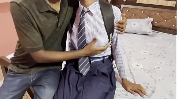 Une ado sexy et sexy joue