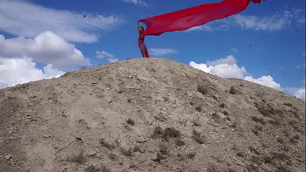 Auf einem Hügel mit roter Flagge