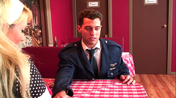 Elle adore la sensation lorsqu'une bite glisse dans son trou du cul et qu'une autre, qui vient de sortir de son cul, lui cogne la bouche.