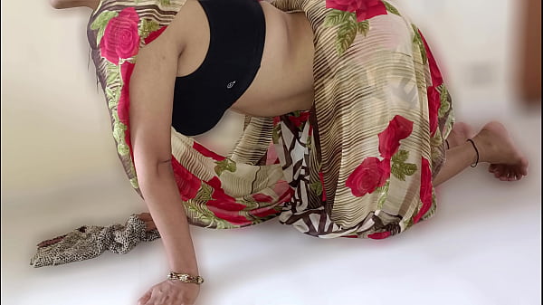 El hijo del propietario de una sirvienta india caliente BBC XXX Chudai con una gran polla en audio hindi