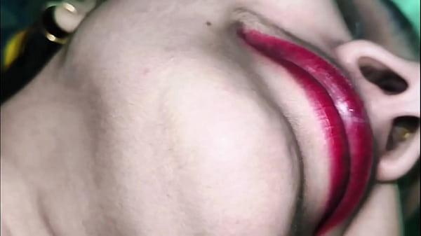 Dès que mon mari est parti, mon beau-père est entré dans ma chambre. Après m'avoir sucé les seins, il a inséré son pénis dans mon vagin. Puis il m'a baisé avec vigueur