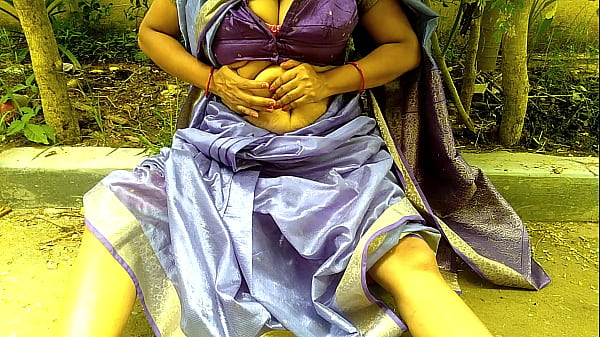 Desi belle-mère au cul énorme se doigte la chatte et fait pipi dans la cour, en plein air en public xxx