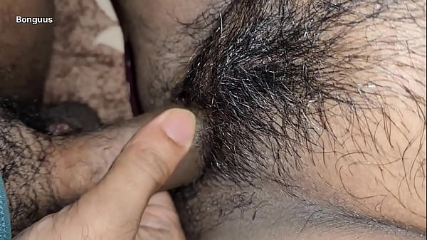 Compartiendo la cama con mi madrastra me hizo una paja en el hasta correrme