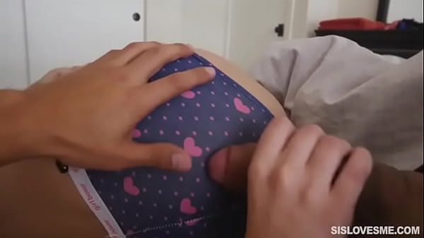 La mia sorellastra Megan ha paura di dormire da sola e mi chiede se posso accompagnarla e monopolizza l'intero letto con il suo culo sub espa&ntilde_ol vedi qui:&nbsp_https://cuty.io/Oao2