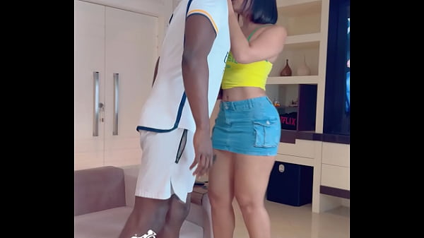 Depois de perder uma aposta, o corno assiste NEG&Atilde_O PIROCUDO FODER A NOIVA JAPONESA SEM CAMISINHA