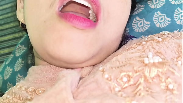 Une fille chaude indienne a été baisée par le chef de bureau de son mari