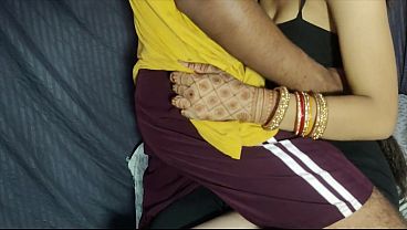 Attraente ragazza teenager si spoglia in amatoriale