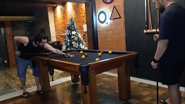 Grande scommessa sul tavolo da biliardo Chi perde paga il prezzo