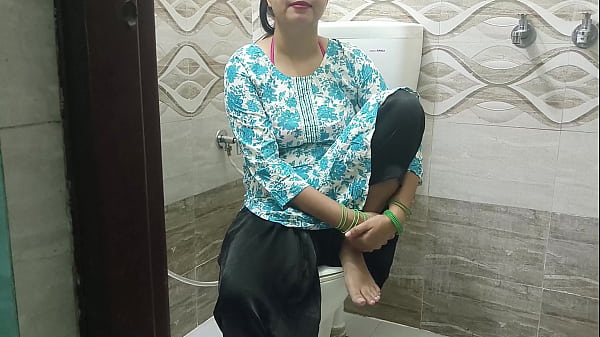 Jolie jeune fille s'amuse