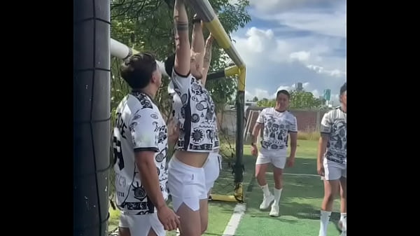 Soccer team, with the help of the sun, the cheves and the sweat, end up nailing each other