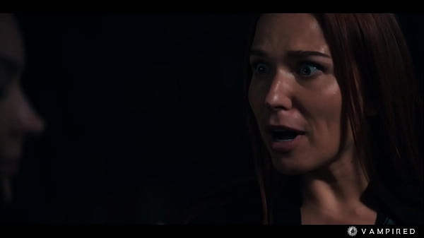 La dominatrice tatuata trasforma la rossa nella sua schiava sessuale - Mag Numb Mind Controlling vampiro lesbico