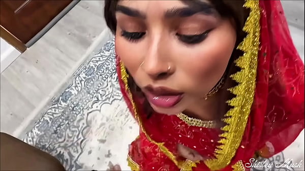 我朋友的大屁股妻子穿着 DESI 服装在万圣节拜访我进行密宗练习。他妈的 xxx