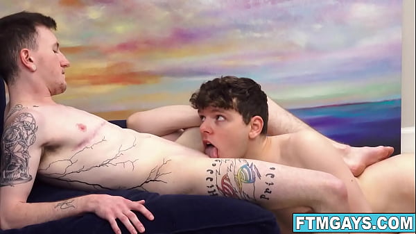 Bienvenue au paradis des trous bonus ! Le garçon FTM Jaxson Cole baisé par Ethan Tate ! Jaxson se tortille et gémit de plaisir pendant que sa chatte de garçon se fait percer !