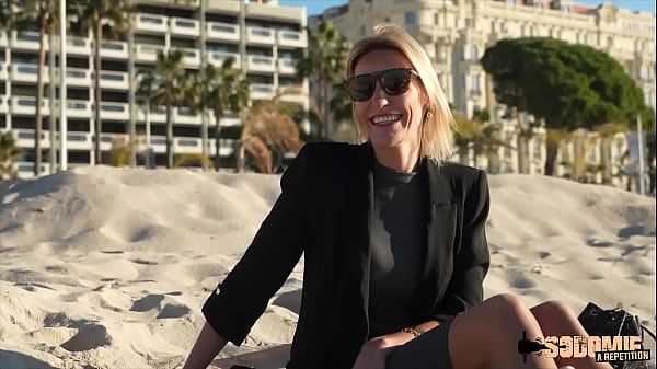 Anouk, schwefelblonde Blondine, spießt sich an einem Schwanz auf