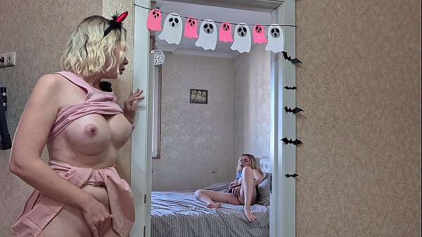 J'ai surpris ma demi-soeur en train de jouer avec sa chatte et j'ai fini par jouir ensemble. Halloween 2025