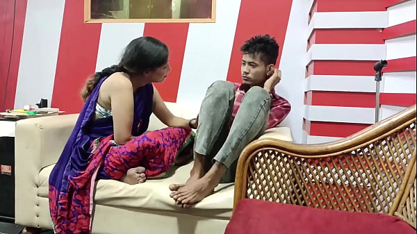 MILF india caliente con tetas grandes se folla a su hijastro con pasión