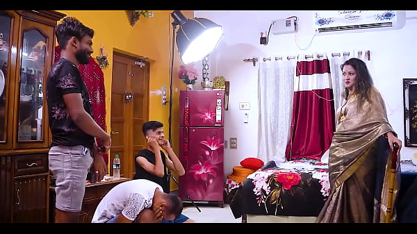 Madura india de grandes tetas bhabhi en sexo trío real desi con amigos