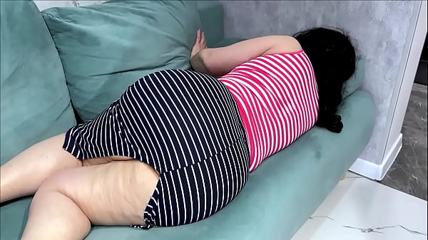 I fianchi larghi e il culo grosso della matrigna hanno eccitato il figliastro e hanno fatto sesso