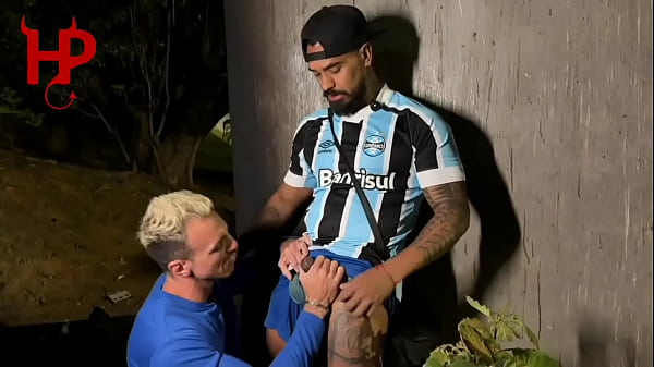 Video 203 - Macho guy will do anything for money, he fucked my ass until he filled me with cum in the middle of the avenue.