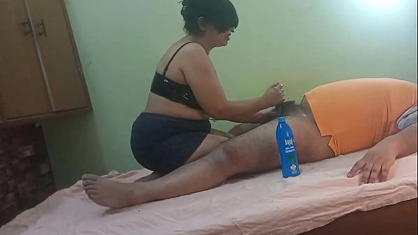 India Bhabhi XXX chupa y folla el coño y el culo con un electricista en video de sexo completo con audio claro hindi