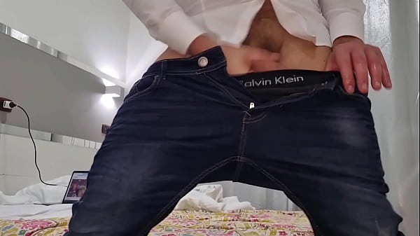 ARRIVA IL FIGLIASTRO ITALIANO DAL GROSSO CAZZO | MOSTRA LA SUA SEGNA INFINITA - E VIENE MOLTO SUL PAVIMENTO