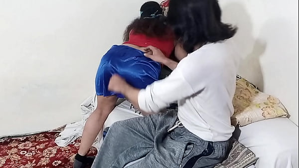 गुदा मैथुन जब भाभी ने मदद मांगी क्योंकि उसका हाथ फंस गया था, तो उसे अपनी मुस्लिम गांड डेवोर को देनी पड़ी