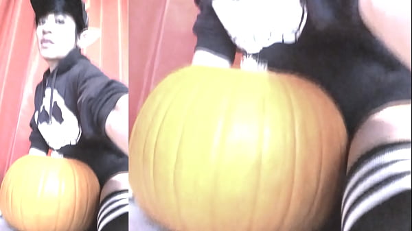 SFW Jon Arteen sexy twink emo femboy talla una calabaza de Halloween en ropa interior Jack-o'_-Lantern