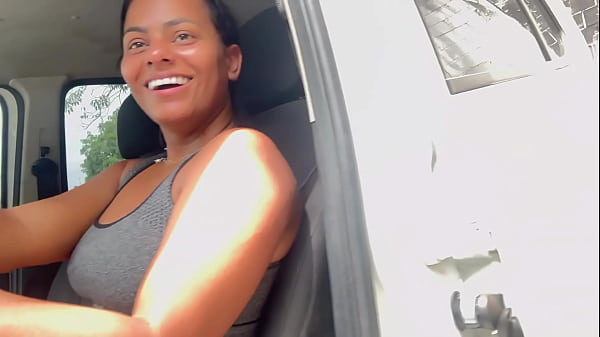 Sono uscito con una donna sposata in palestra, l'ho portata nel parcheggio e le ho scopato il culo 100% ANALE (COMPLETO SU ROSSO)