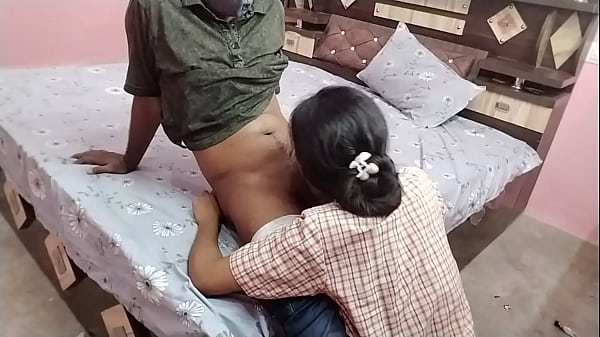 18-jährige Studentin, echte Desi-Jungfrau, junges indisches Mädchen, zum ersten Mal Sex mit großen Brüsten und Doggystyle