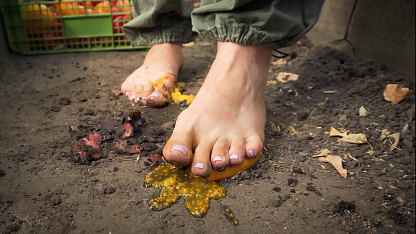 Écraser des tomates pieds nus dans la terre ASMR
