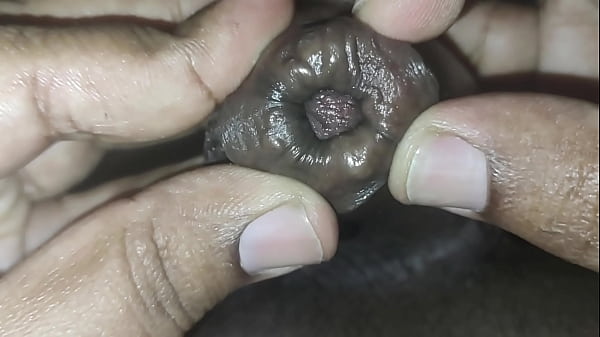 Ragazzo arrapato desi indiano con un grosso cazzo che suona sperma, gioco con il buco, gioco con il prepuzio