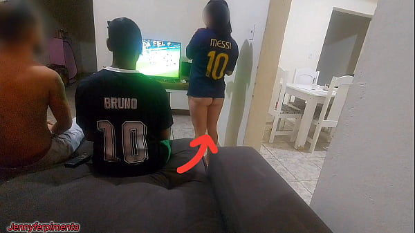 Ich musste wegen einer Wette Sex mit dem Freund meines Mannes haben, aber ich wurde geil und machte schließlich DP mit beiden