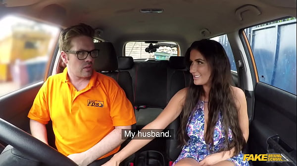 Fake Driving School – Schicke, betrügerische EHEFRAU mit GROSSEN BRÜSTEN fickt ihren Fahrlehrer