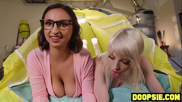 Vollbusige reife MILF bestraft freche Transe und Latina mit Strapon