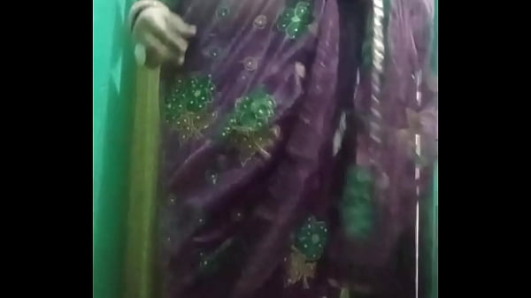 Indiano Gay Crossdresser Bottom Gaurisissy mostrando seu corpo inteiro e pressionando e brincando com seus peitos grandes em saree roxo real xxx nu