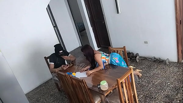 Esclusivo!! Ho chiesto aiuto al mio fratellastro con alcune faccende domestiche, poi mi sono arrapato tantissimo e ho finito per fare qualcosa di inaspettato.