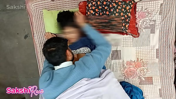 Sexy Teenie vergnügt sich im Video