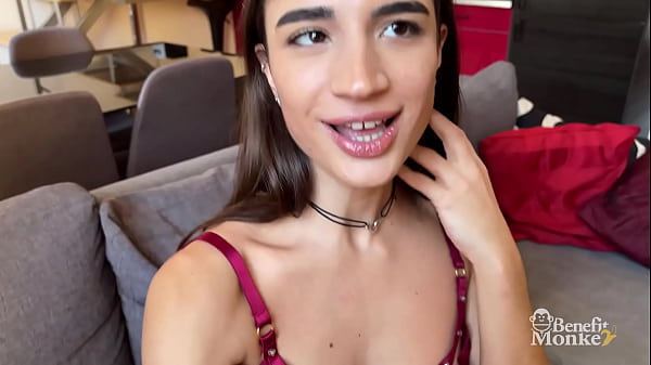 Adolescente de tetas grandes actúa - impresionante