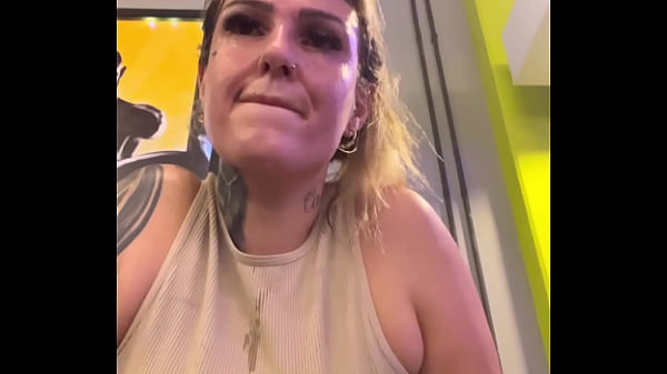 Wow, ich habe nicht gesehen, dass mein Hemd durch den Schweiß durchsichtig geworden ist, was im Fitnessstudio so lecker ist!