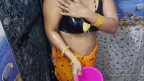 L'indiano Desi Bhabhi fa il bagno e rimuove il suo sari sexy.