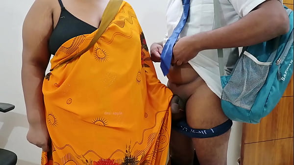 Bhabhi USING-Studentin dafür, dass sie Spaß hat und sich selbst befriedigt