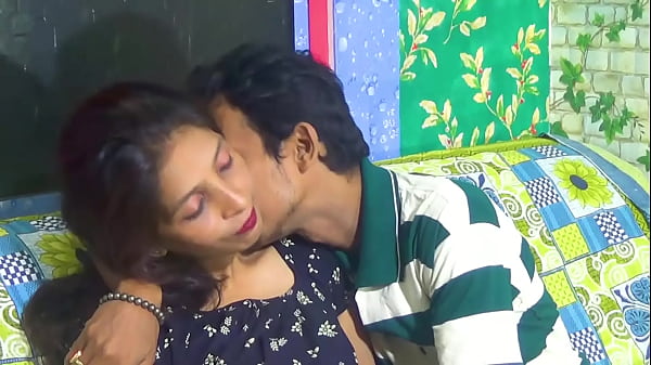 在厨房里一边做饭一边操我最好的朋友性感的印度妻子