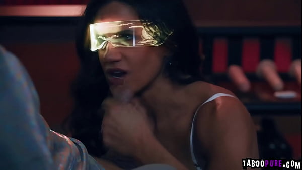 Stiefsohn Max Fills bietet seiner Stiefmutter Penny Barber eine reale Version der tabuisierten Beziehung an, von der sie abhängig geworden ist