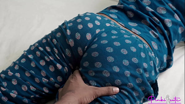 Jija Sali 庆祝一周年纪念日，Desi 嫂子将巨大的精液含在嘴里并漱口