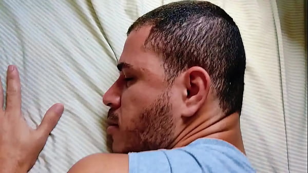 Passivo weinte und litt unter dem Schwanz seines Nachbarn, bis dieser eingebrochen wurde, während diese kleine Schlampe vor Vergnügen stöhnte.