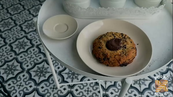 Joy, belle coquine, se prend le cul