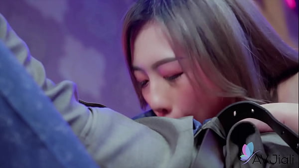 La caliente china Lin Siyu está chupando pollas y siendo follada duro.